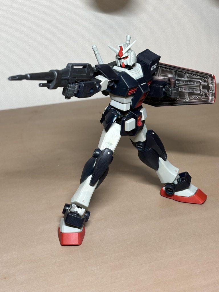 射撃ポーズ。ビームライフルの穴埋めとか、地味に頑張りました。パテって完全硬化すると全然削れないんですね。大変でした。