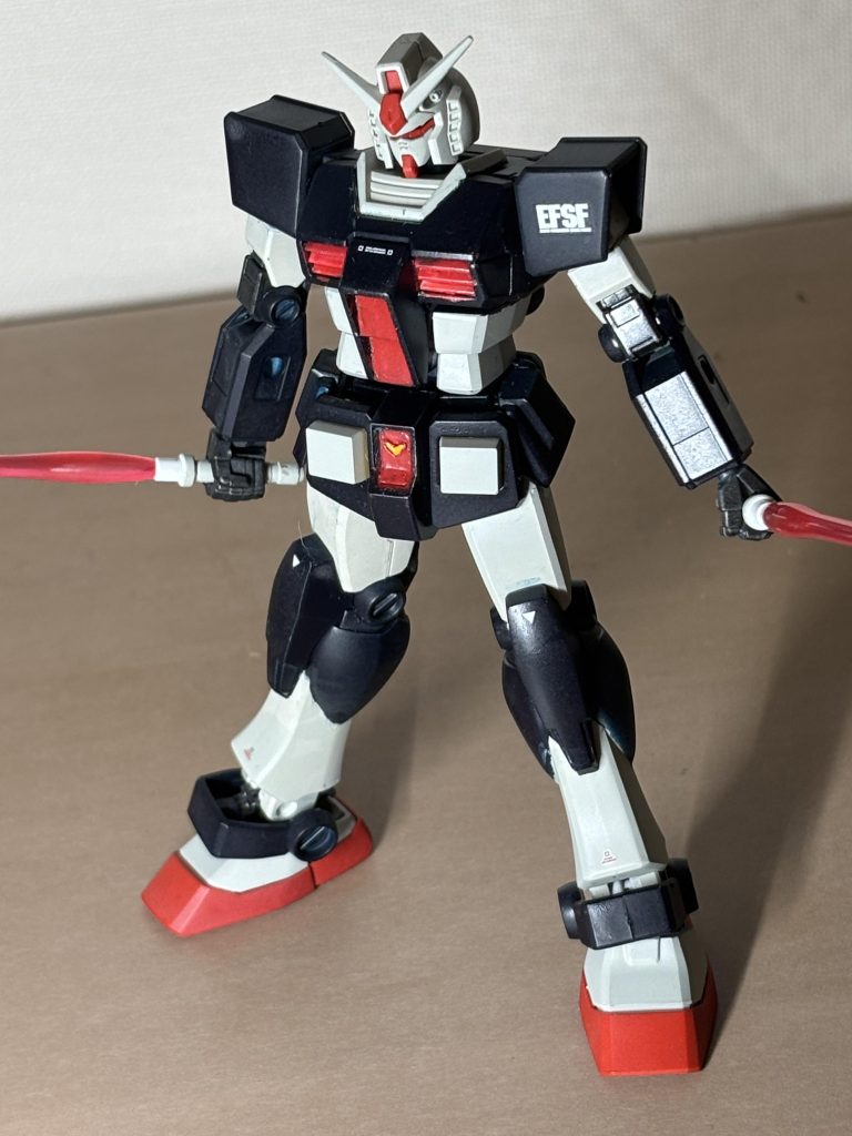 ビームサーベル両手持ちで。なんか威圧感ありますね。いくら艶消し吹いてると言っても、もう塗装ハゲが怖くてビームサーベル構えられないです。