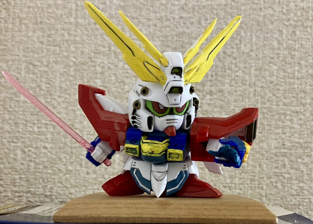 塗装中。クレオスのラッカー塗料で筆塗りです。