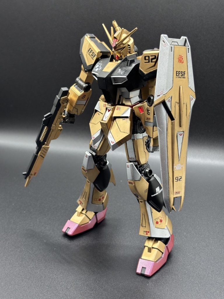 デザインも色も変えたので何かわからなくなりましたがEGνガンダムです。