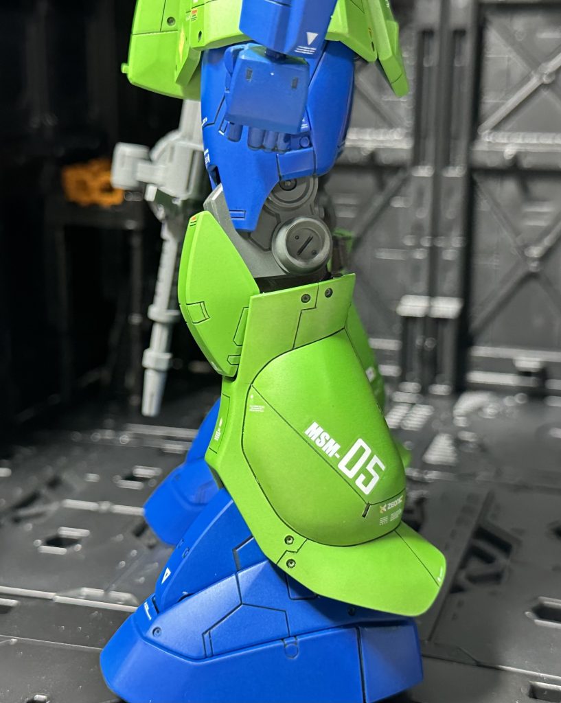 スネはこんな感じです、一緒に飾るザクⅡver2.0を少し意識（笑）