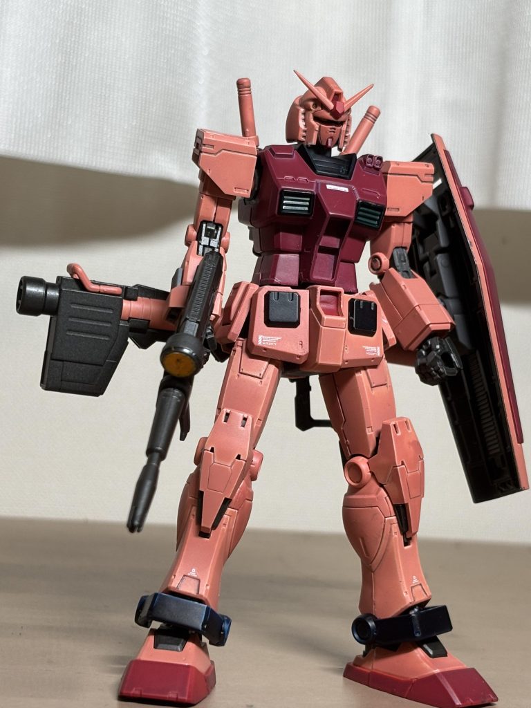 キャスバル専用ガンダムのカラーリングは結構キットによって違うんですよね。作例ごとに印象が違うんで、色決め迷いました。今回は多分万人受けする「シャア機っぽさ」のシャアレッド&シャアピンクで塗装してます。
