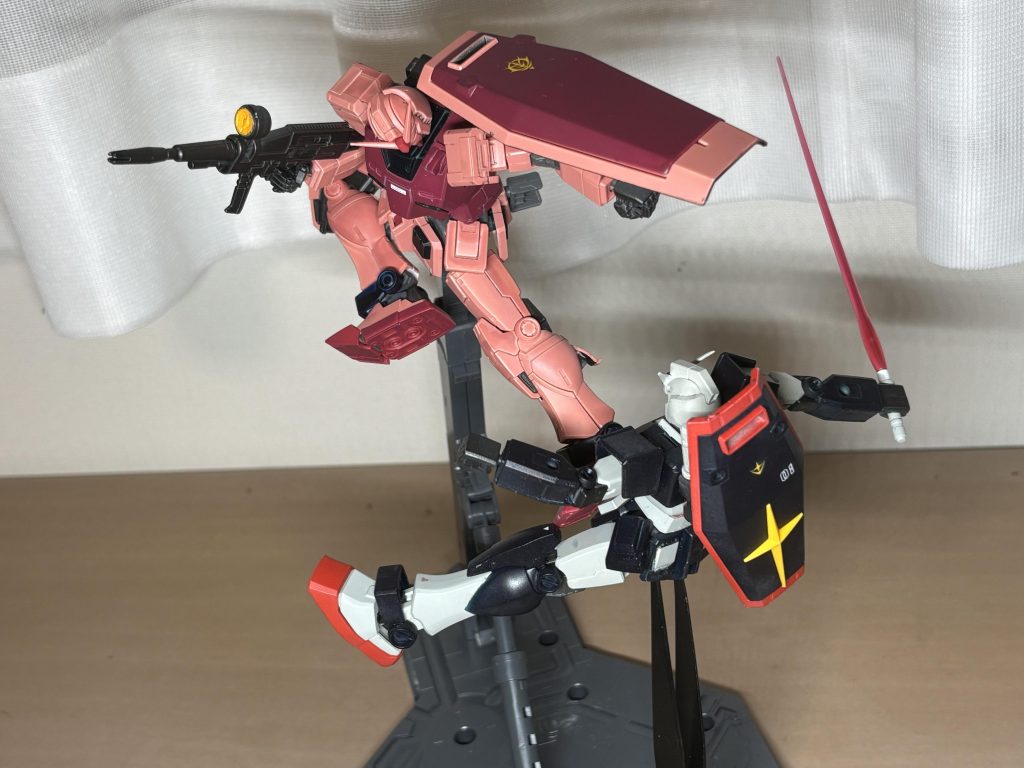 足癖の悪いシャアといえばのポーズ。個人的にシャア専用機はキックさせりゃ似合うって思ってるんで。プロトタイプ君に犠牲になってもらってるのは、ちょいとGQuXオマージュです。…「劇中じゃまだ赤くなかったろ」ってツッコミはナシでお願いしますね?