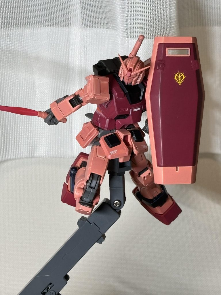 ビームサーベルを構えて。ガンダムってこんな顔怖かったっけ?狙われたら確実に撃墜される怖さを感じますね。シールドのジオンマークがまた良い味出してる気がする。