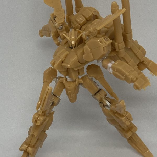ガンダムアーティファクトのEX-Sガンダムの可動化に挑戦中です。肩の可動が一番の難所でした。（4枚目）