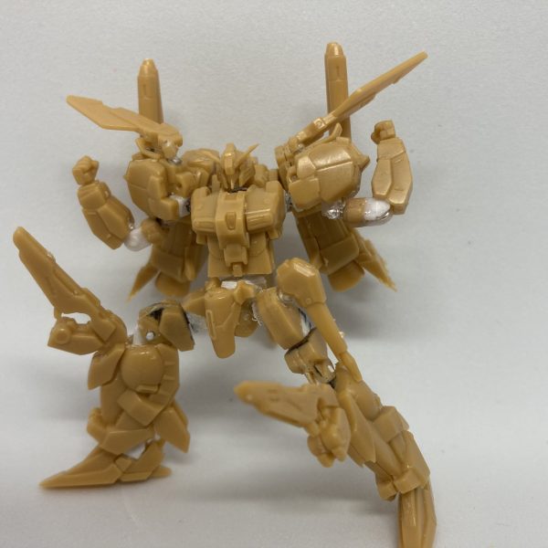 ガンダムアーティファクトのEX-Sガンダムの可動化に挑戦中です。肩の可動が一番の難所でした。（3枚目）