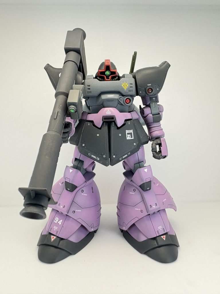 正面から初めてHGリックドム2を作成しました。先日再販があったようですが、本機は昨年入手したジャンク品で、完成にかなりの期間を用しました。特に腰部のパーツとヒートサーベルが欠品しており、なかなか手に付かなかったんですよね、それが夏休みに中古ショップにて欠品している同パーツを発見!少々値が張りましたが、迷わず購入し、完成に漕ぎ付けました。ここから発見までの間に再販があったのですが、当然購入できませんでして。