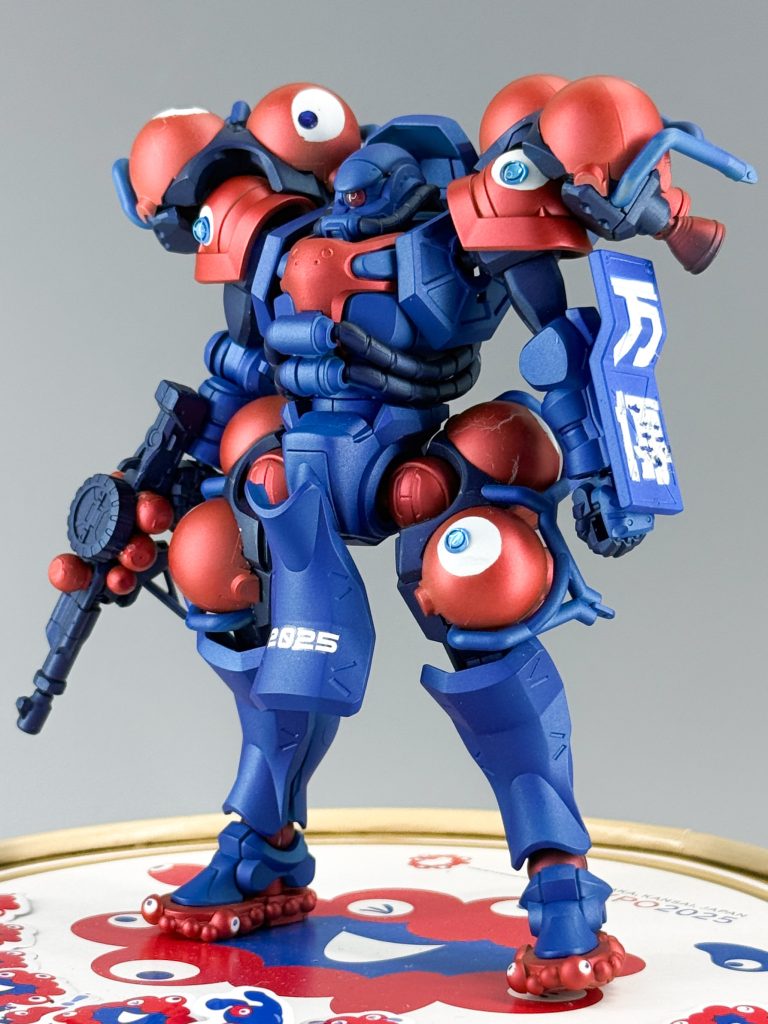 クレオス「ベルベットカラー」の赤と青を使用、艶消し仕上げ、下地で濃淡をつけました。赤部分で一部塗料の注意点であるクラックをしていますが、「狙ったんじゃなくて?」という感想に「あ、ああ!狙いました!」って。