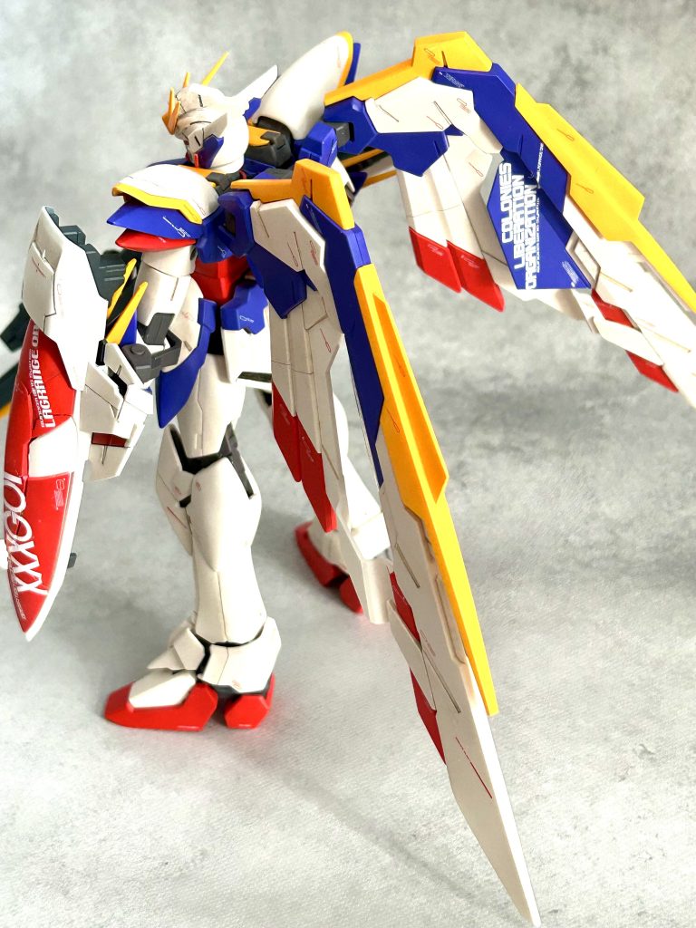 羽のデカールがなかなか大変でした💧裏表反転させて貼るので難しく、何箇所か間違えて貼っていますが😭とてもスタイルが良いキレイなガンダムでした😍