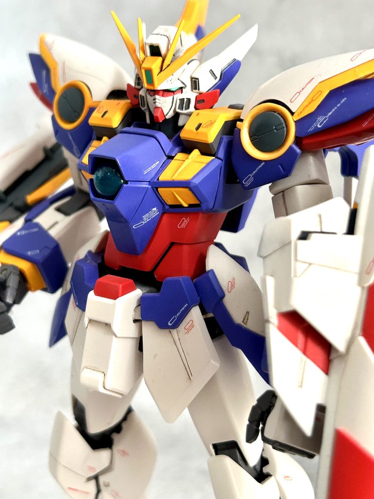 以前に作ったSDは、外装パーツを真っ白にしたので、今回は白色をベージュにし、全体的に暖色系になるようにエアブラシで塗装しました。