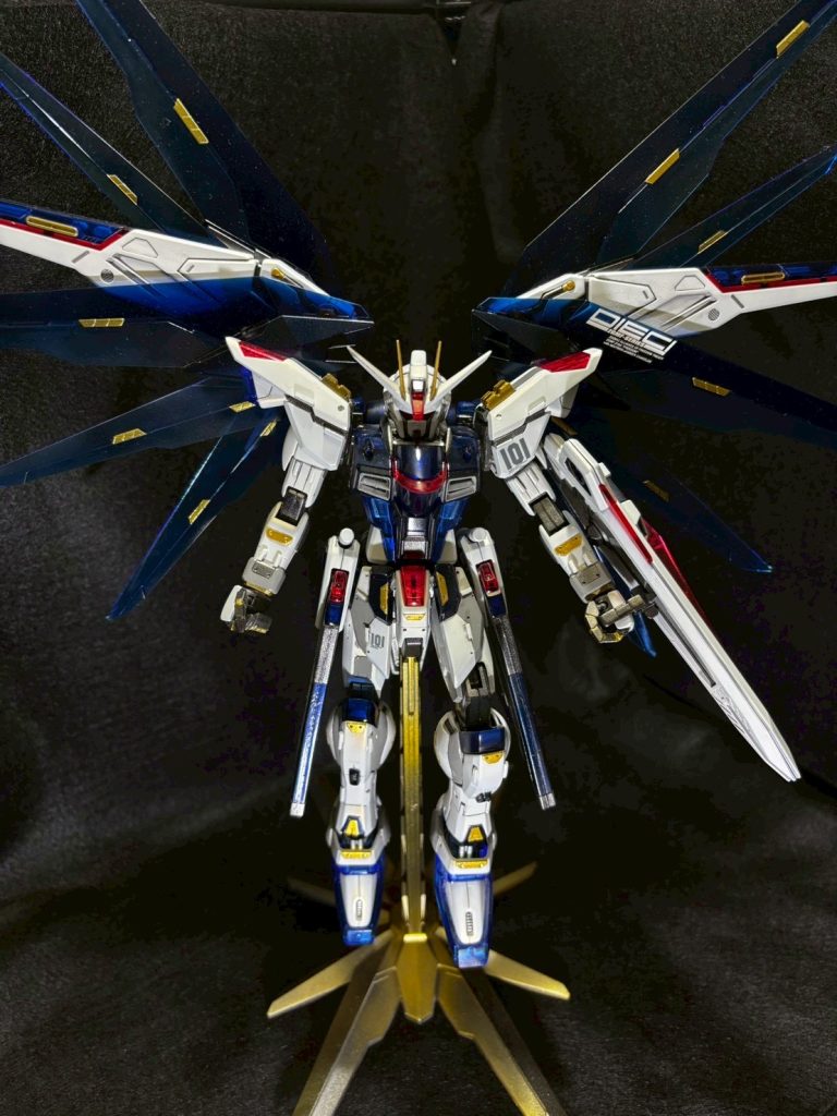 プラ板でのディティールパーツ作成は結構時間かかりました。画像ではわかりにくいですが、白いパーツはガイアのパールシルバーの上にクリアホワイトを塗装してあります。