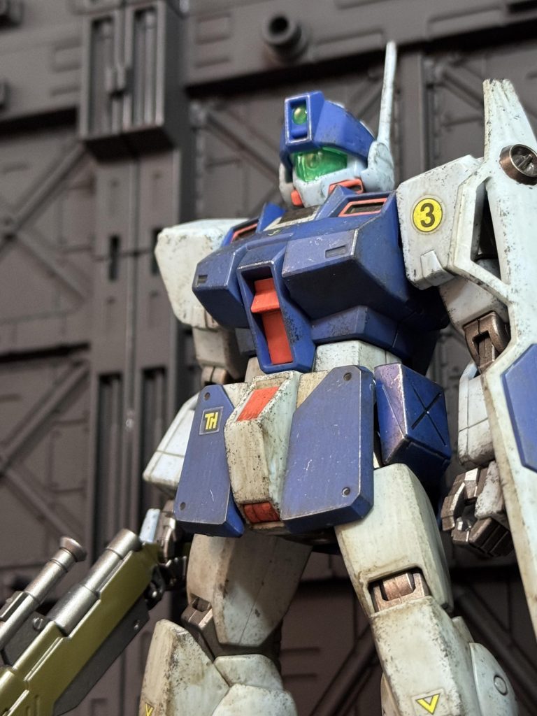 上半身は軽めに、下半身はガッツリと汚しました。