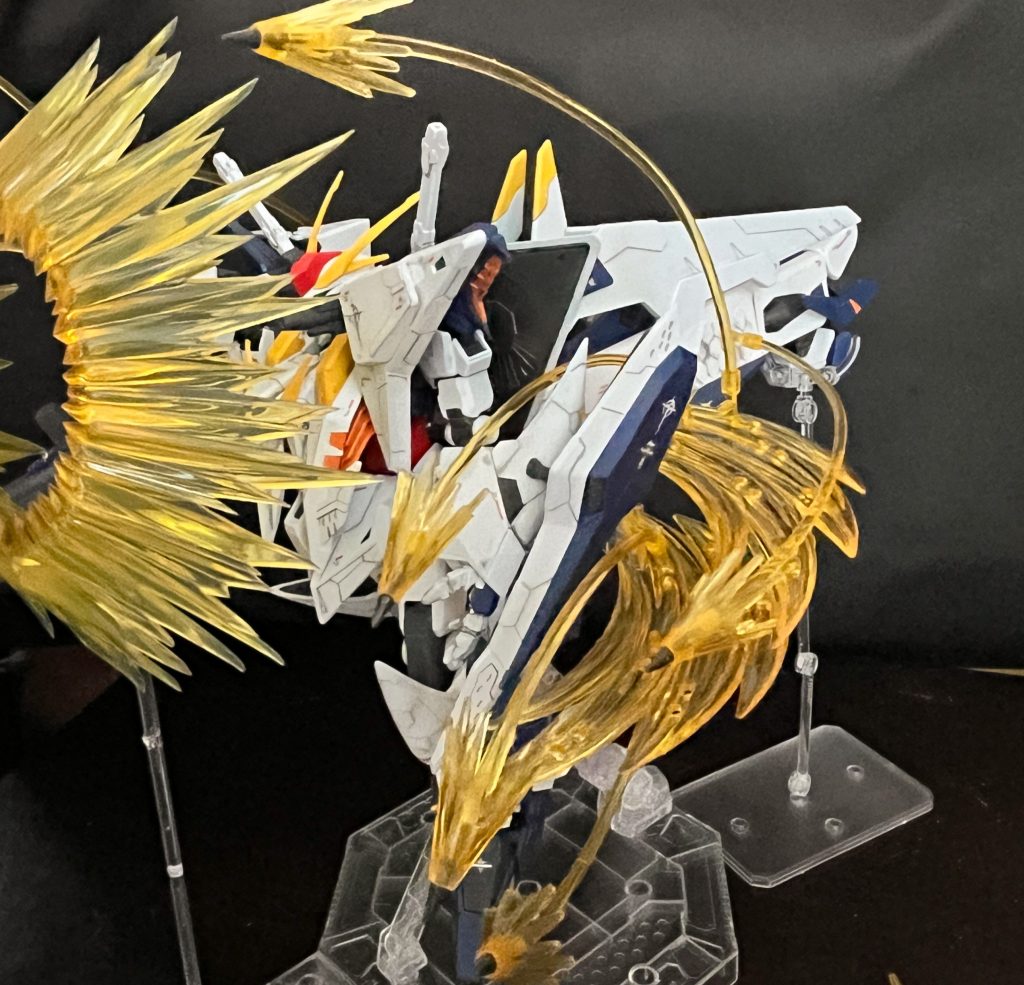 ビームバリアー、ファンネルミサイル、肩部ビームキャノン全マシです。デカいです。置き場所ないです。どーしよう。