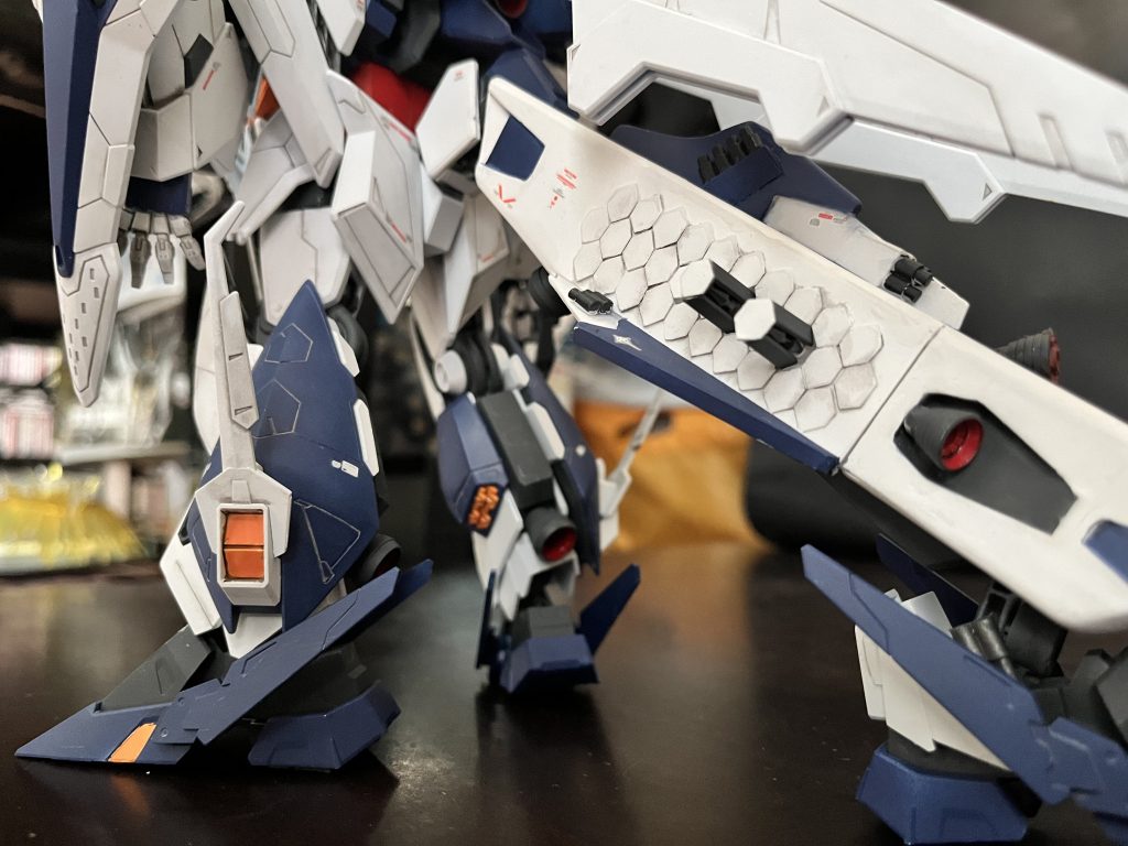 ミサイルポットは着脱式でファンネルミサイル格納パターンもできます。