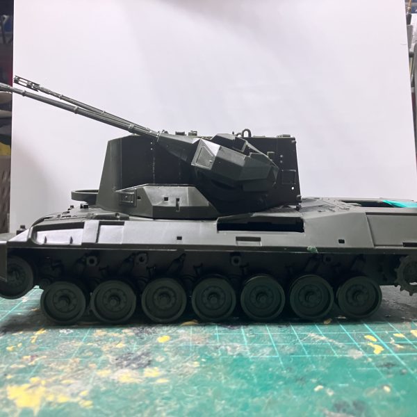 1/48 戦車　製作1〜4日目縮尺を計算したら、たまたまボディサイズが一緒だった1/35ゲパルトの車体を使って1/48戦車を作っていきます♪制作理由は、去年1/48でマゼラ・アタックをフルスクラッチしたから、これの対になる戦車を作りたいと思いました転輪の数が1組多いですが、ここは目をつぶって😌現物合わせで作りながら、作っては壊しをしてたら、こんなんで4日かかってしまいました💦砲塔のサイズを決めるのに1日掛かってしまいましたわ〜それに今回は転輪と履帯は手を抜き(結局見えなくなるから)、時間の節約です♪自分にとって1年の締めくくりとなる、吉本の模コンに出すために進めて行きます💪（3枚目）