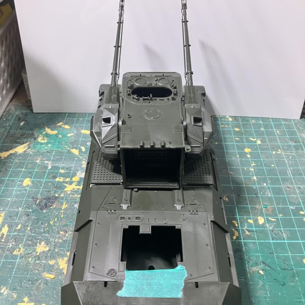 1/48 戦車　製作1〜4日目縮尺を計算したら、たまたまボディサイズが一緒だった1/35ゲパルトの車体を使って1/48戦車を作っていきます♪制作理由は、去年1/48でマゼラ・アタックをフルスクラッチしたから、これの対になる戦車を作りたいと思いました転輪の数が1組多いですが、ここは目をつぶって😌現物合わせで作りながら、作っては壊しをしてたら、こんなんで4日かかってしまいました💦砲塔のサイズを決めるのに1日掛かってしまいましたわ〜それに今回は転輪と履帯は手を抜き(結局見えなくなるから)、時間の節約です♪自分にとって1年の締めくくりとなる、吉本の模コンに出すために進めて行きます💪（4枚目）