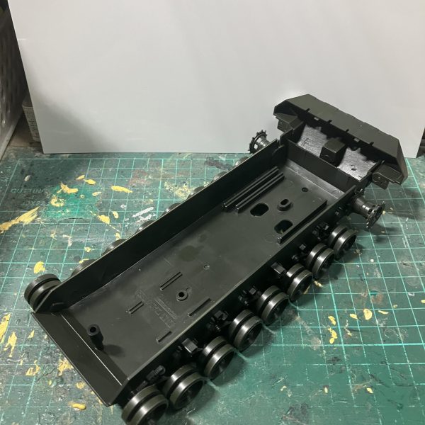 1/48 戦車　製作1〜4日目縮尺を計算したら、たまたまボディサイズが一緒だった1/35ゲパルトの車体を使って1/48戦車を作っていきます♪制作理由は、去年1/48でマゼラ・アタックをフルスクラッチしたから、これの対になる戦車を作りたいと思いました転輪の数が1組多いですが、ここは目をつぶって😌現物合わせで作りながら、作っては壊しをしてたら、こんなんで4日かかってしまいました💦砲塔のサイズを決めるのに1日掛かってしまいましたわ〜それに今回は転輪と履帯は手を抜き(結局見えなくなるから)、時間の節約です♪自分にとって1年の締めくくりとなる、吉本の模コンに出すために進めて行きます💪（5枚目）