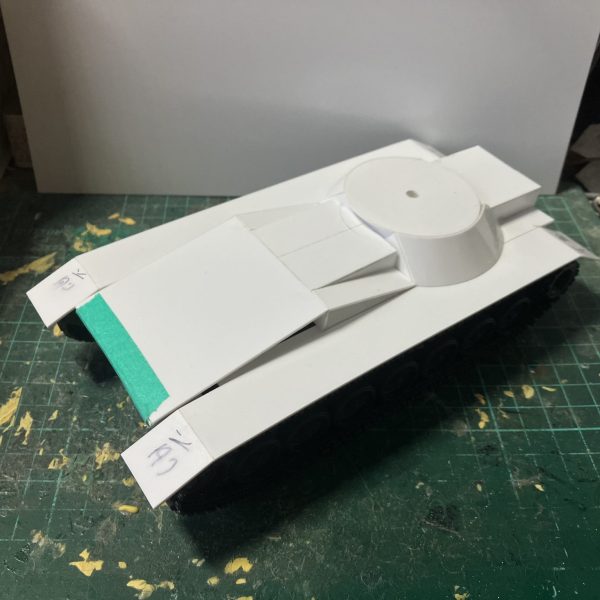 1/48 戦車　製作1〜4日目縮尺を計算したら、たまたまボディサイズが一緒だった1/35ゲパルトの車体を使って1/48戦車を作っていきます♪制作理由は、去年1/48でマゼラ・アタックをフルスクラッチしたから、これの対になる戦車を作りたいと思いました転輪の数が1組多いですが、ここは目をつぶって😌現物合わせで作りながら、作っては壊しをしてたら、こんなんで4日かかってしまいました💦砲塔のサイズを決めるのに1日掛かってしまいましたわ〜それに今回は転輪と履帯は手を抜き(結局見えなくなるから)、時間の節約です♪自分にとって1年の締めくくりとなる、吉本の模コンに出すために進めて行きます💪（1枚目）