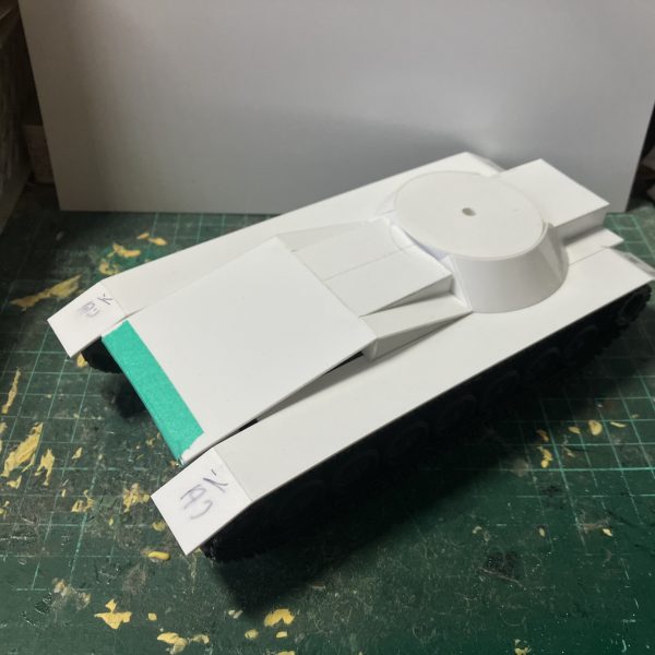 1/48 戦車　製作9〜12日目キャタピラ側の装甲を取り付け、中央部のディテールを開始、砲塔下部を作り直しました次はリアのハッチを作っていこうと思います♪（4枚目）