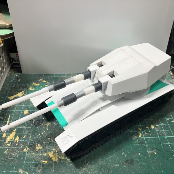 1/48 戦車　製作5〜8日目この戦車の特徴的な連装砲と砲塔を作りました〜♪（＾ν＾）砲塔のサイズが、なかなか決まらず何度も作っては壊しを繰り返して、設定と同じ高さになり、やっと形になりましたしかも砲塔上面が複雑な面をしてて、なかなか苦労しました車体と砲塔の位置を調整後、全長を設定通りにするため、計算し砲身長を決めましたちょっとずつ形になりつつあります♪(//∇//)（1枚目）