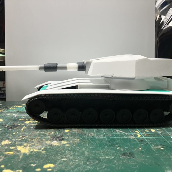 1/48 戦車　製作5〜8日目この戦車の特徴的な連装砲と砲塔を作りました〜♪（＾ν＾）砲塔のサイズが、なかなか決まらず何度も作っては壊しを繰り返して、設定と同じ高さになり、やっと形になりましたしかも砲塔上面が複雑な面をしてて、なかなか苦労しました車体と砲塔の位置を調整後、全長を設定通りにするため、計算し砲身長を決めましたちょっとずつ形になりつつあります♪(//∇//)（2枚目）