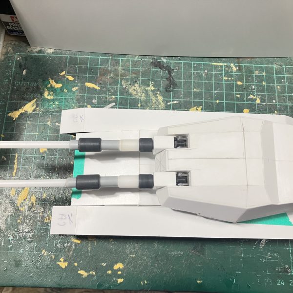 1/48 戦車　製作5〜8日目この戦車の特徴的な連装砲と砲塔を作りました〜♪（＾ν＾）砲塔のサイズが、なかなか決まらず何度も作っては壊しを繰り返して、設定と同じ高さになり、やっと形になりましたしかも砲塔上面が複雑な面をしてて、なかなか苦労しました車体と砲塔の位置を調整後、全長を設定通りにするため、計算し砲身長を決めましたちょっとずつ形になりつつあります♪(//∇//)（3枚目）