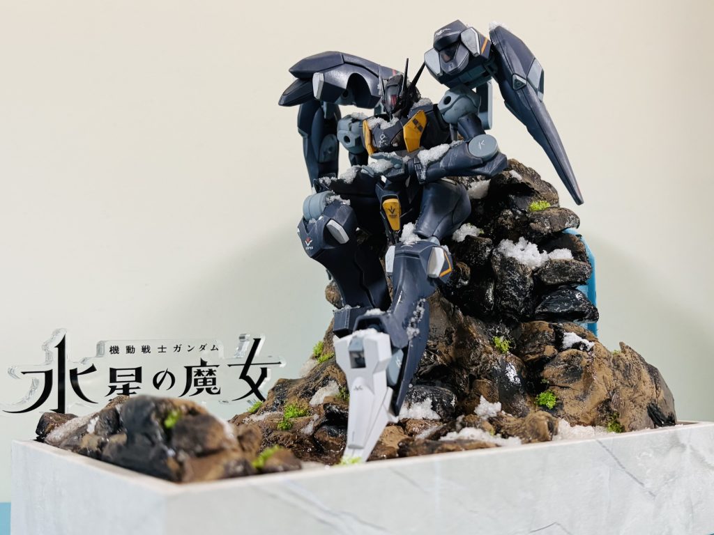 最後にアクリルロゴスタンドを添えて…笑笑エラン4号とスレッタの再会「ありがとう、スレッタ・マーキュリー君に会えて、よかったよ。」〜 fin 〜