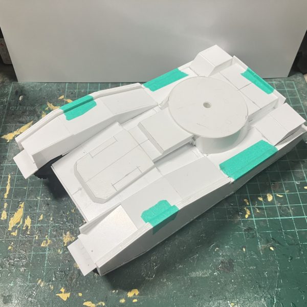 1/48 戦車　製作9〜12日目キャタピラ側の装甲を取り付け、中央部のディテールを開始、砲塔下部を作り直しました次はリアのハッチを作っていこうと思います♪（3枚目）