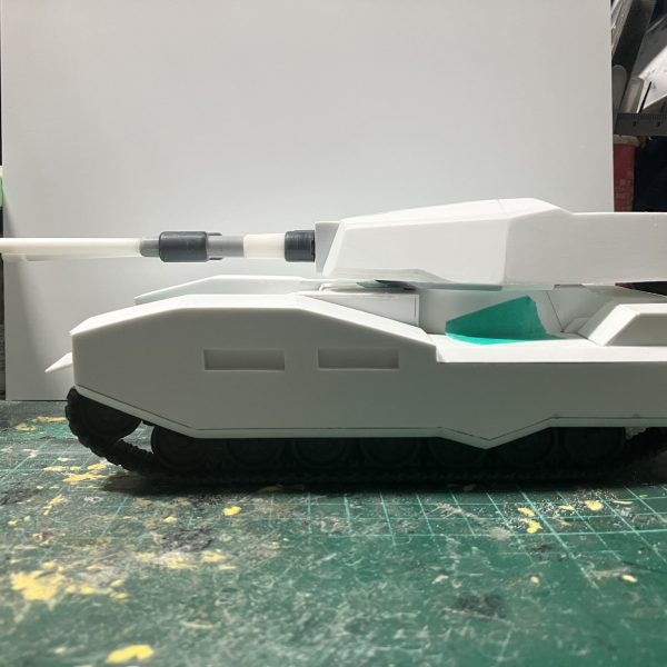 1/48 戦車　製作13〜16日目キャタピラ側面の装甲を取り付けて、リアハッチやその周りをやり、それにともない砲塔を幅増し延長して調整しましたやる事は沢山ありますが、全体で50%位完成おおまかなシルエットは出来ました♪(//∇//)調整しつつ、各部のディテールアップをしていきます♪  （3枚目）