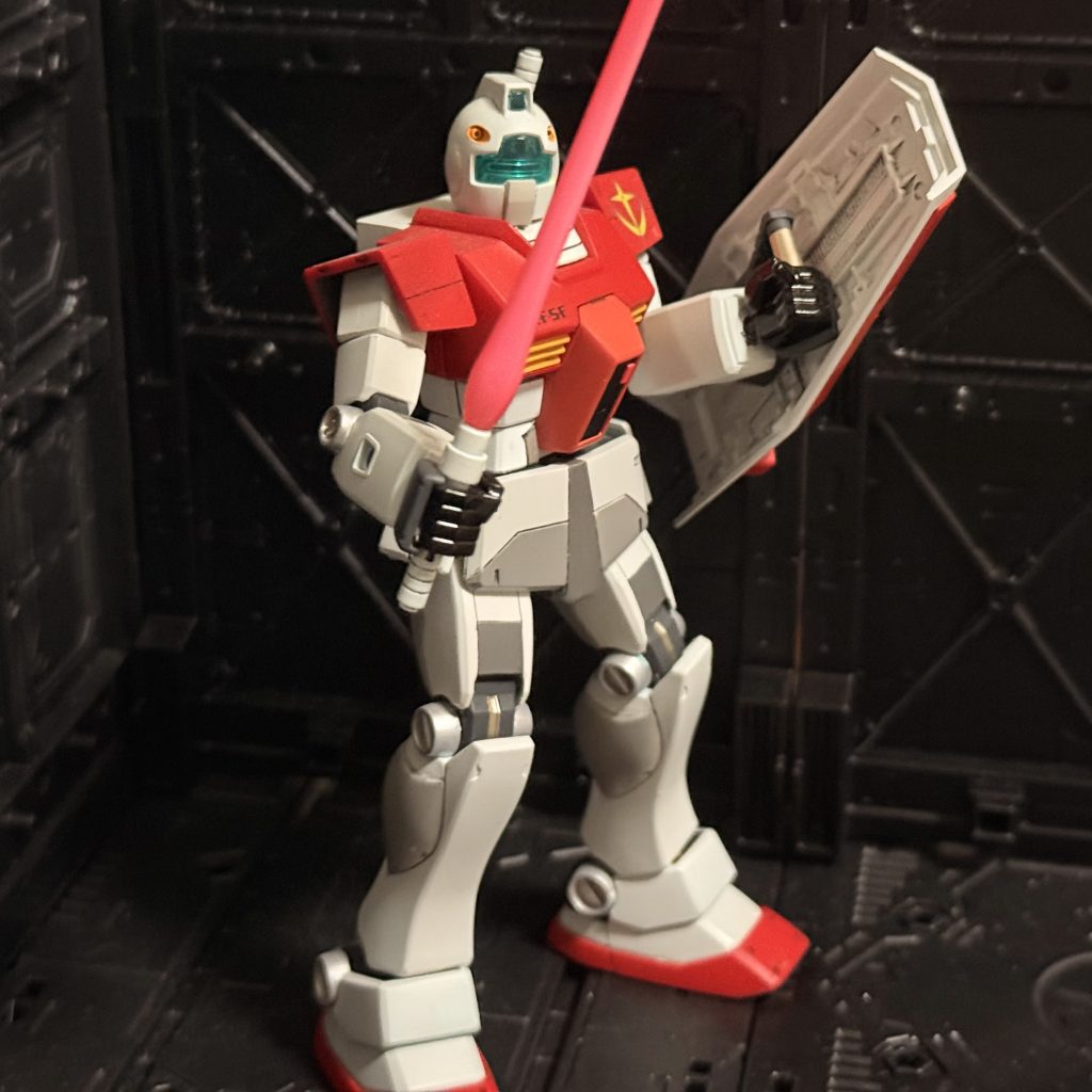 店頭で見つける度に購入しており、まだ4機のジムを積んでいるのので、合わせ目消しとスジ掘りの練習台になって頂きました