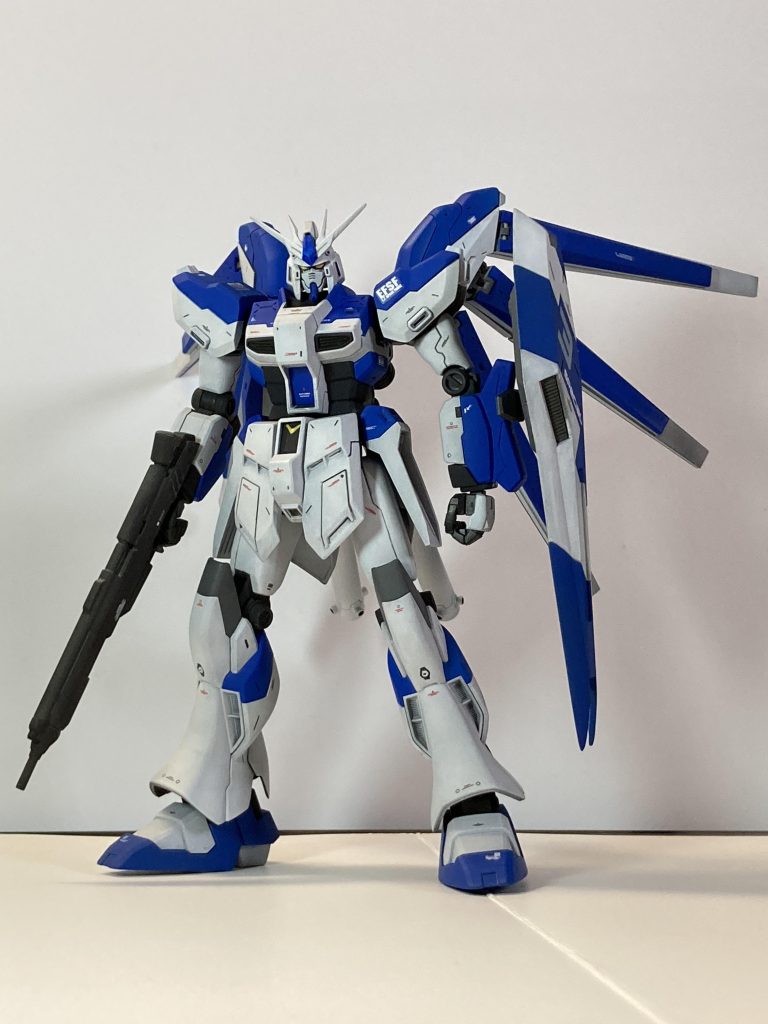 正面から。改造したのはモモを数mm延長と、頭部アンテナパーツ一式をEG-νガンダムのものを使用した事です。Hi-ν純正のアンテナパーツをいつの間にか紛失してしまい泣く泣くEGのアンテナとトサカパーツを移植しました。