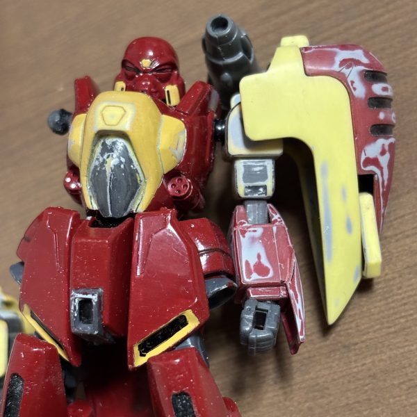 旧キット  でも 無い でも 古いキット  。。。 当時発売日にゲットHG 1/144 ゾロアット筆塗りして放置してやっと制作しようかなぁと表面処理と筋彫り中デザインが良すぎて最高です( ^ω^ )肝心なVフレームが縮んで関節スカスカなんですけどね。。。😅😅😅😅（1枚目）