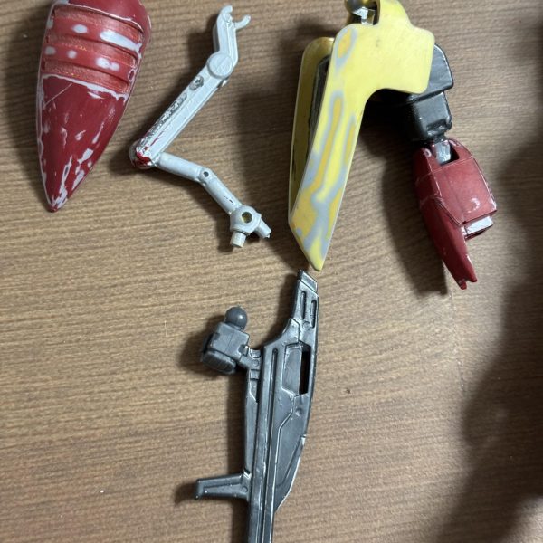 旧キット  でも 無い でも 古いキット  。。。 当時発売日にゲットHG 1/144 ゾロアット筆塗りして放置してやっと制作しようかなぁと表面処理と筋彫り中デザインが良すぎて最高です( ^ω^ )肝心なVフレームが縮んで関節スカスカなんですけどね。。。😅😅😅😅（4枚目）