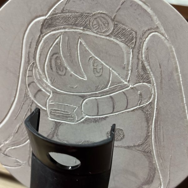 けがき針でカリカリ。。。からの筋彫りでございます！　( ・∇・)百均彫刻刀 平型の角で面取りカリカリ　髪の部分は内側に刃を向けカリカリ（刃がビビらない様に注意）（2枚目）