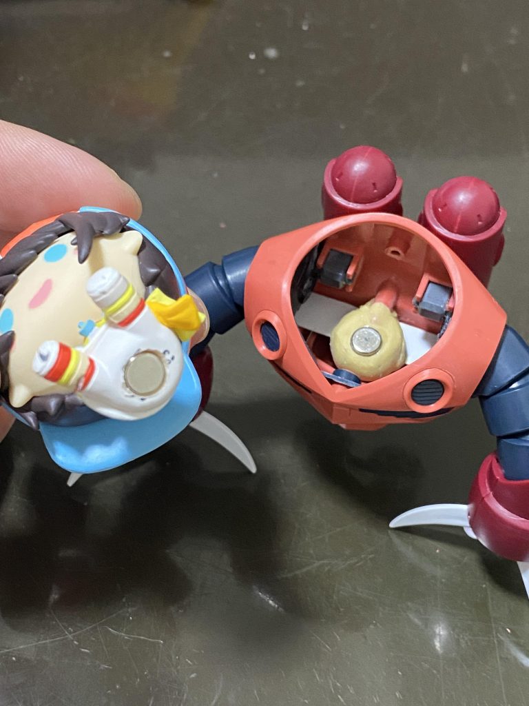 フィギュアも容赦なく加工。100均のネオジム磁石を仕込んで、差し替えも簡単です。