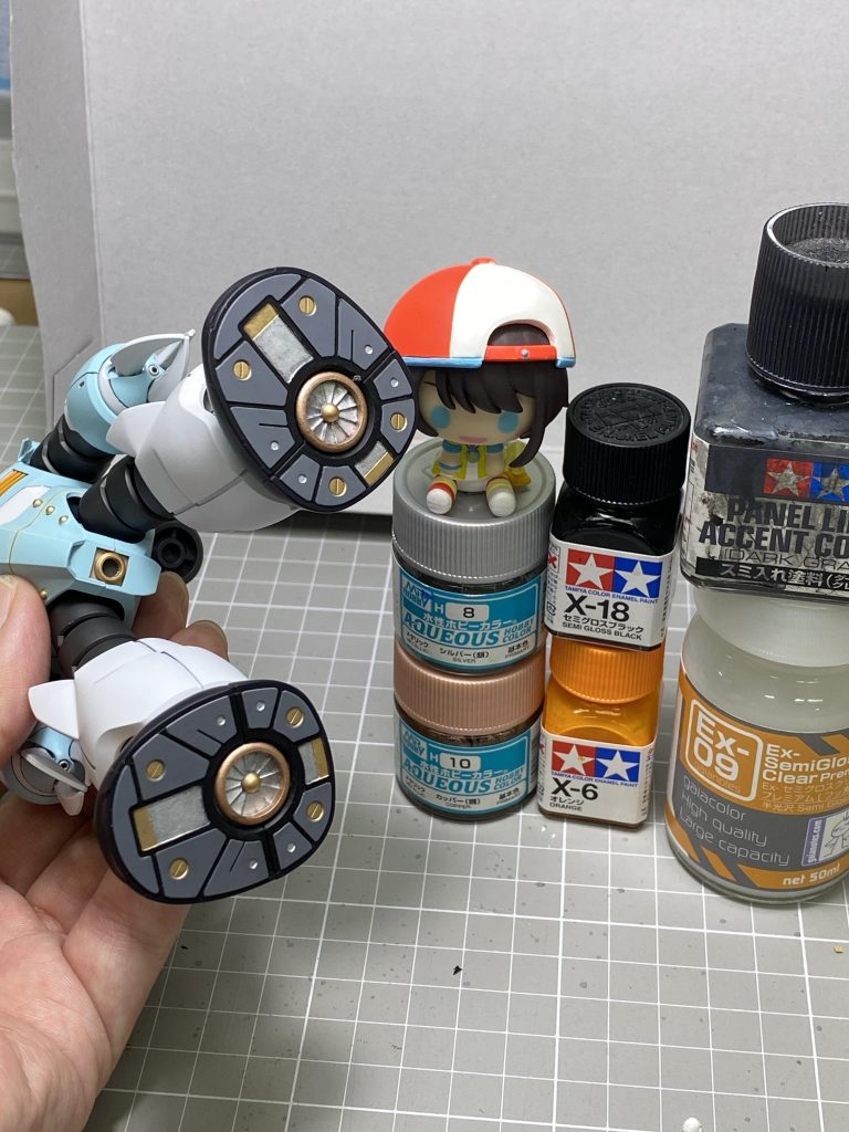 足裏はマスキング面倒なので、水性でサクッと筆塗り。