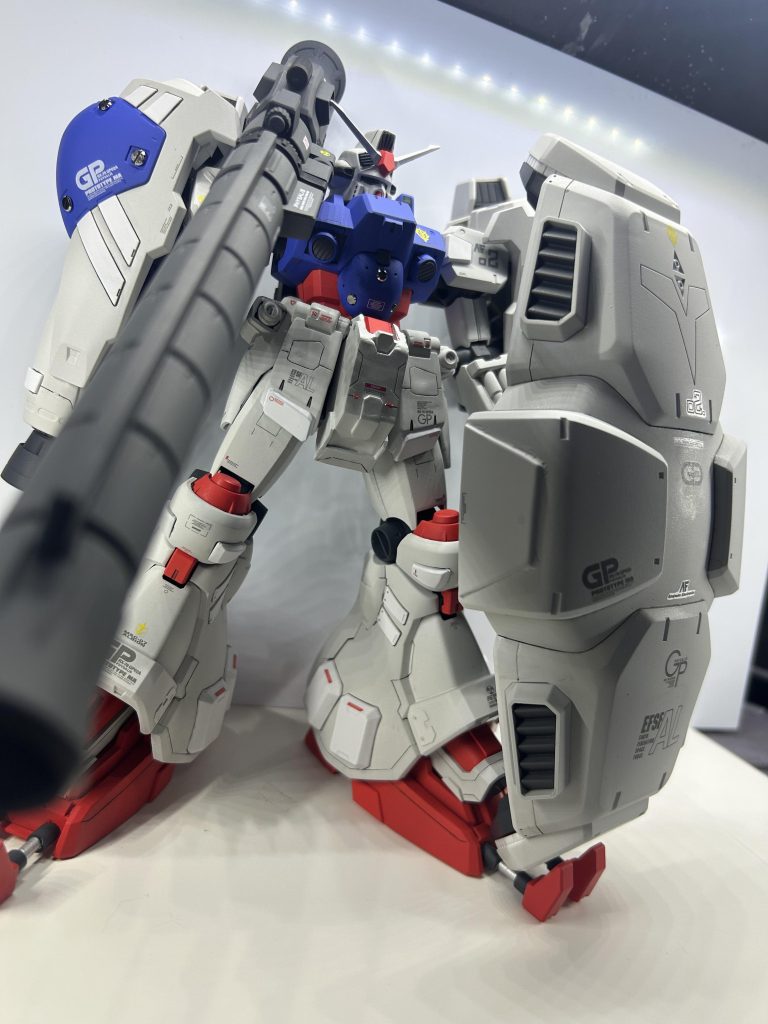 シールドは重すぎるためつま先を切断し、プラ棒を加工してシールドを保持できるよう＋ディティールアップ加工しました。