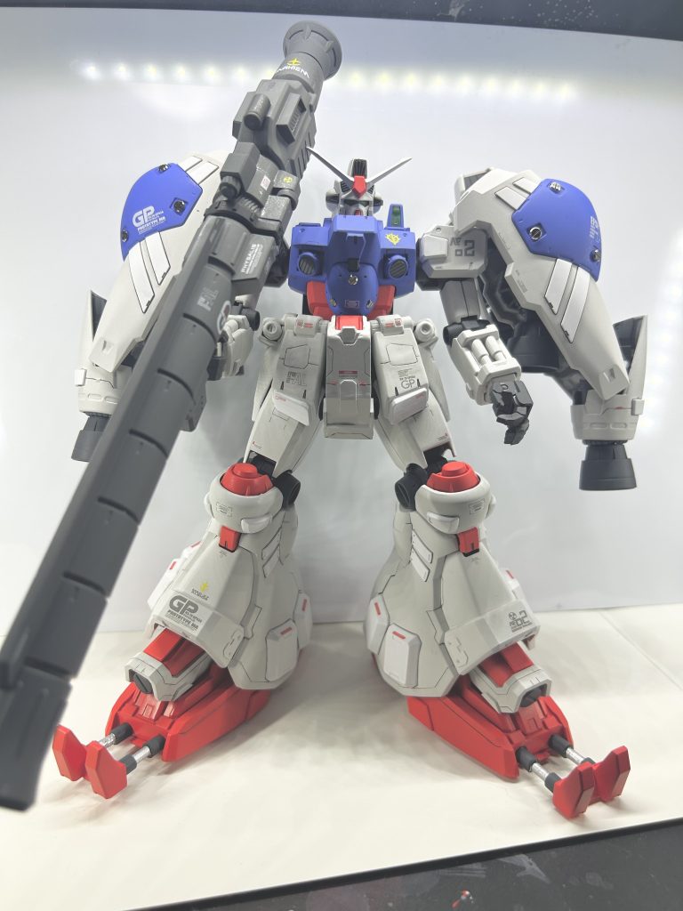 26年前のキットですが出来はかなりいいです。がフロントアーマー、サイドアーマが小さく感じたのでプラ板で5ミリほど延長しました。それに合うように股間アーマーはプラ板とパテでセミスクラッチしました。塗装に関してですが、イエローの部分はあえてイエローで塗らず試作機感を出してみました