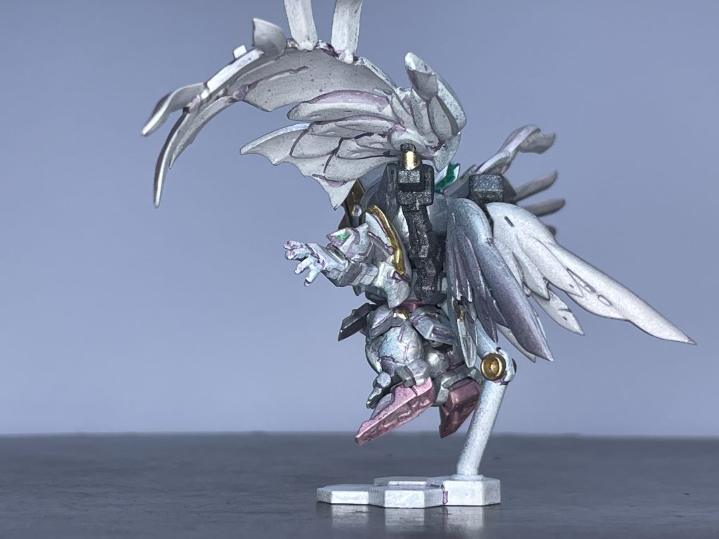 仕上げのホロカラーは、ホロレッド,ホロブルー、ホロゴールド、ホロシルバーを部位ごとに吹き分けてます足元のホロブルーやウィングのホロレッドがいい感じです