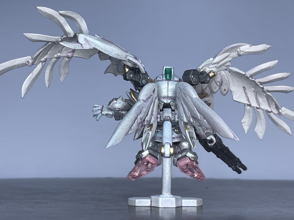 ウィングのアームのシリンダー風なパーツもゴールドなどで色分け足裏は埋めてません…