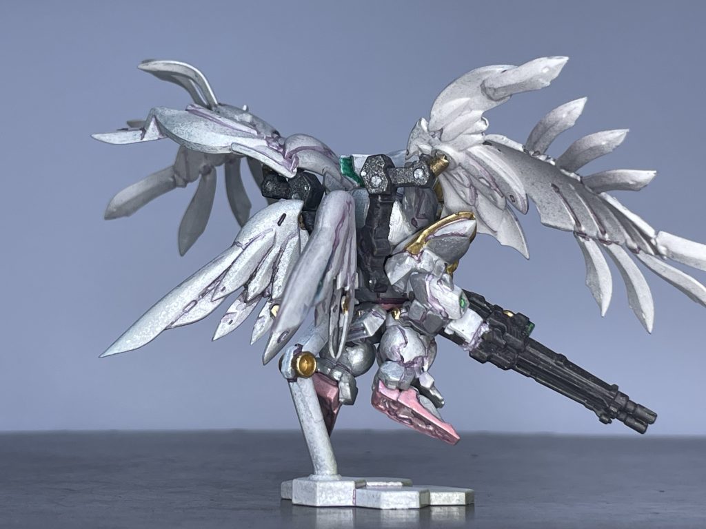 地味に装甲のパーティングラインで白とパールホワイト、グレーなどで色分けしてます