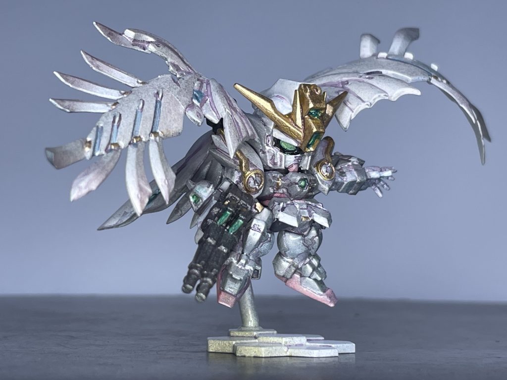 ところどころ設定と違うカラーリングなのも生暖かい目で見てください…全体的にガンマカのパールホワイトを基調に筆塗りで塗った後、同じくガンマカのホロカラーをブラシで吹いて仕上げてます