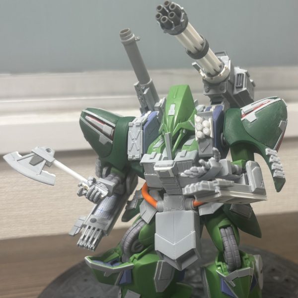 なんとなくザクマシンガンは過去スクラッチしたので、ヒートホークも作りたくなって作りました。鎖骨あたり触ってもう次工程行こう！