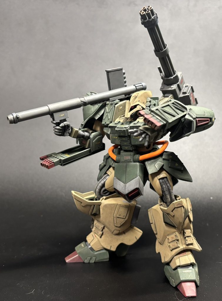 シールド一体型のフィンガーランチャーとバズーカ