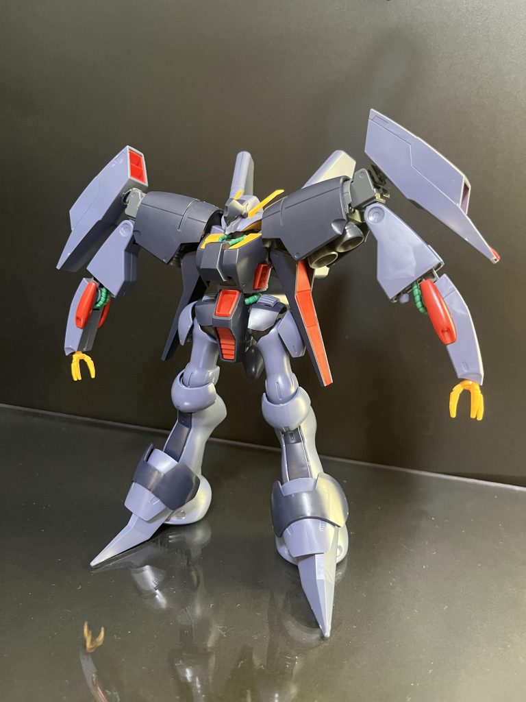 早速素組みからですね成型色はティターンズカラーっぽい感じでも今回はアニメカラーでいきたいのでライトグレー寄りのカラーリングに塗り直します。キット自体のディティールは最近のものなこともあってめちゃくちゃ出来が良いです!このあたりのキットは肉抜き穴も多い印象でしたがバイアランはそういった点も少ないので特に大きい改修は必要なさそうです。