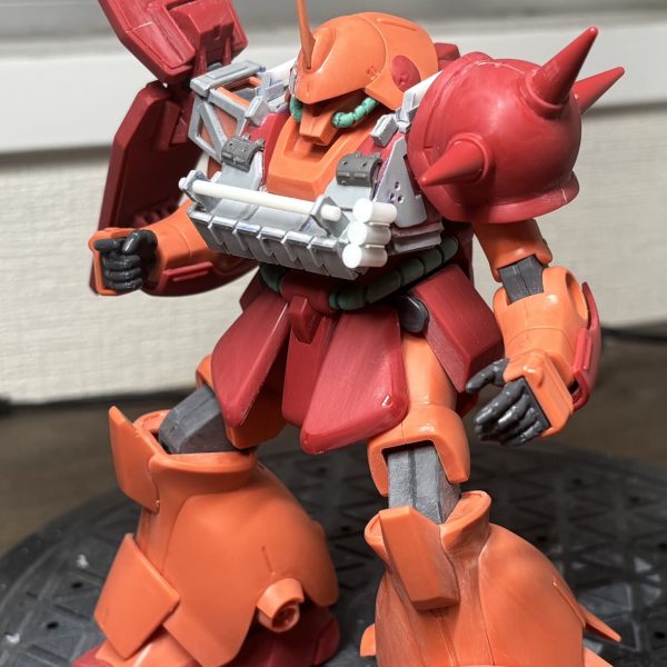 上半身から攻めてます。スモークディスチャージを胸部横に付けるの、ボトムズでの作例でみるのでやってみたくてトライ。うーん、悪くないかなぁ（2枚目）