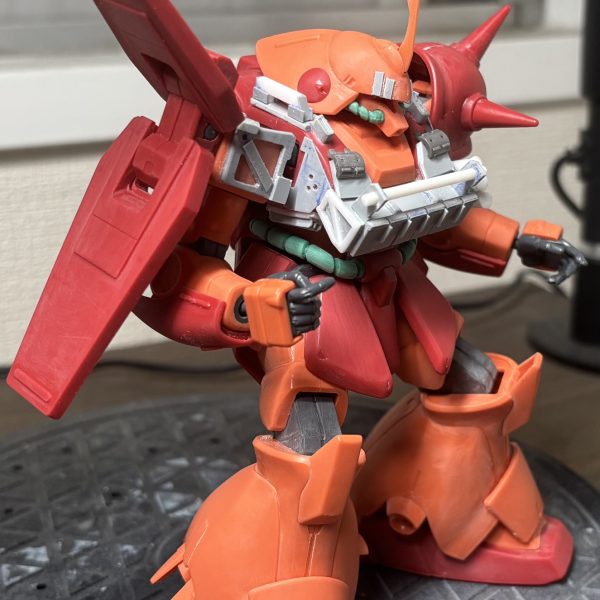 上半身から攻めてます。スモークディスチャージを胸部横に付けるの、ボトムズでの作例でみるのでやってみたくてトライ。うーん、悪くないかなぁ（3枚目）