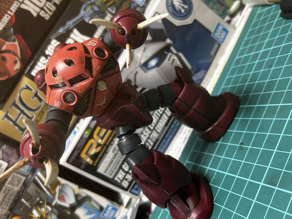 完成でーす!アニメで出たのは数話でしたが、様々な戦場で使い古したかのような仕上がりになってたらなあと思います。ジャンク品のような汚れた感じが個人的に刺さります…(多分シャアは乗ってない)合わせ目消しや塗装はしていませんが(まだ挑戦出来てません笑)、ウェザリングでも十分かっこよくなる素晴らしい機体だと思いました〜ここまでご覧頂きありがとうございました〜次回製作品もよろしくお願いします^^