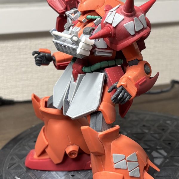 オレ スクラッチ タノシイ…。モノアイ地味に稼働できるような仕込みしたり、追加装甲つけたり、フロントの下半身のアーマーいじり出したりしてます。（2枚目）