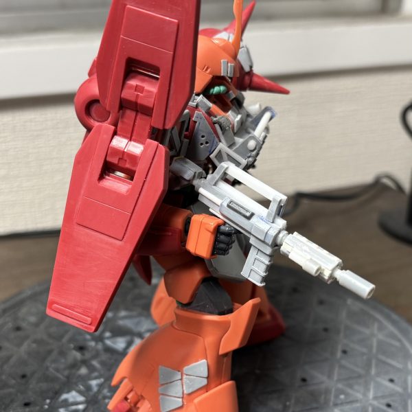 今回は珍しく実弾系とビームライフル両方持たせるので、懸架する先のディティールにも影響してしまうから先に武装を作ってます。実弾系はええ感じ…ビームライフルは…スクラッチしたことないから色々戸惑ってます。（2枚目）